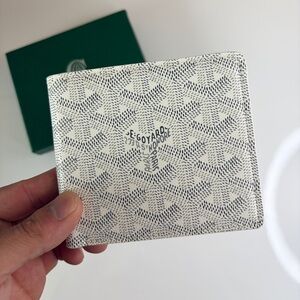 Men’s Excellent Condition White Premium Canvas Bifold Wallet